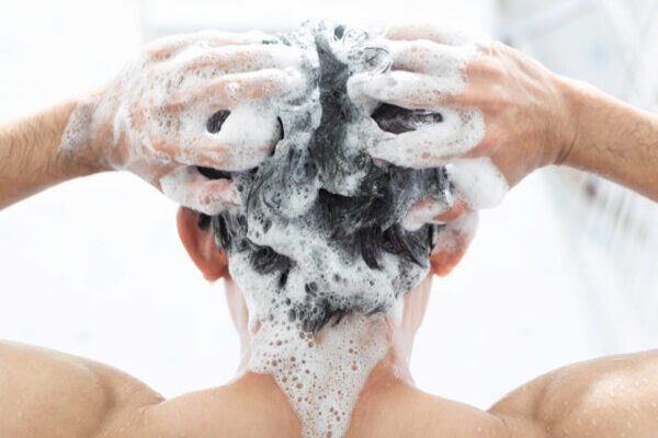 Shampoo gegen Haarausfall: Was hilft wirklich?